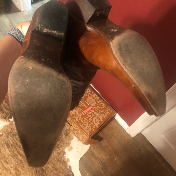 Womens Justin Boots for Sale. Size: 11. One scuff on toe but barely noticeable - Picture 3 of 6